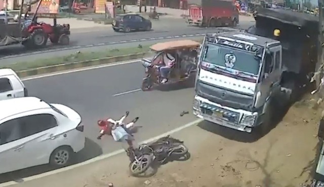 Xe tải đ&acirc;m tr&uacute;ng xe m&aacute;y, 2 anh em tho&aacute;t chết trong gang tấc - Ảnh 1.