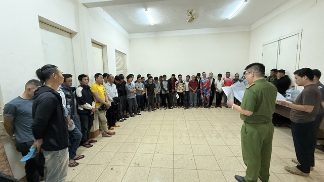 Triệt x&oacute;a sới bạc n&uacute;p b&oacute;ng chi&ecirc;u tr&ograve; "c&acirc;u c&aacute; trao thưởng", tạm giữ 40 đối tượng- Ảnh 1.