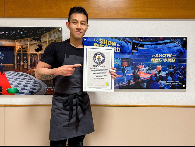 "Đầu bếp 6 m&uacute;i&rdquo; bịt mắt cắt dưa chuột ghi danh kỷ lục Guinness - Ảnh 2.