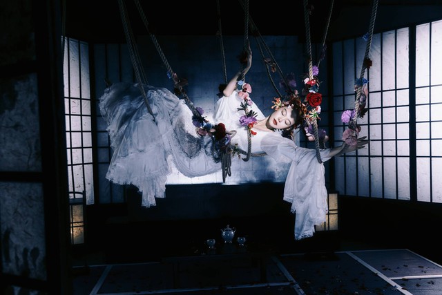 2 chị đẹp đ&igrave;nh đ&aacute;m của showbiz Việt: Đ&aacute;nh dấu c&uacute; bắt tay bằng MV "Hoa hồng ai vun trồng" - Ảnh 1.