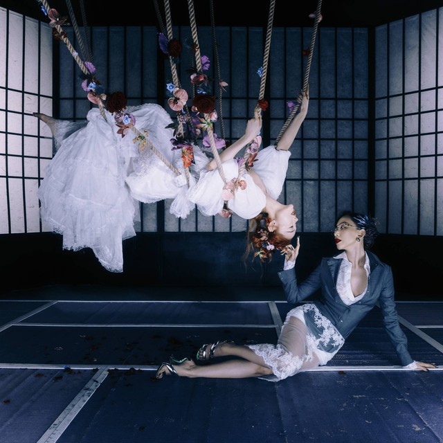 2 chị đẹp đ&igrave;nh đ&aacute;m của showbiz Việt: Đ&aacute;nh dấu c&uacute; bắt tay bằng MV "Hoa hồng ai vun trồng" - Ảnh 2.