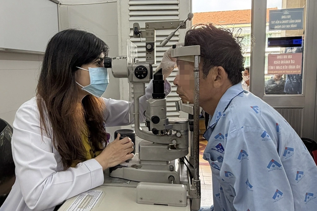 Xem đốt pháo, người đàn ông 46 tuổi mù hai mắt - Ảnh 1.