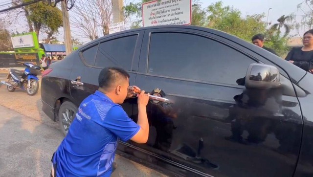 Người đ&agrave;n &ocirc;ng ph&aacute; kh&oacute;a, cứu 2 đứa trẻ mắc kẹt trong xe &ocirc; t&ocirc; - Ảnh 1.