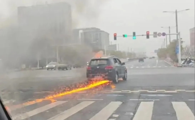 Ô tô không người lái bất ngờ bốc cháy ngùn ngụt trên phố - Ảnh 1.