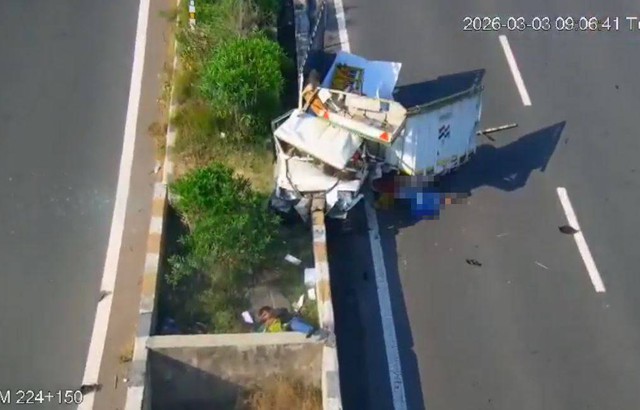 Xe bán tải đâm vào dải phân cách trên cao tốc, 2 người tử vong - Ảnh 1.