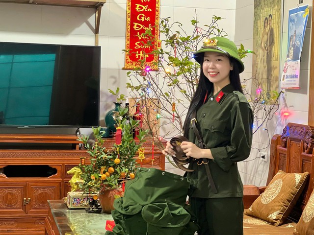 “Bóng hồng” Hà Tĩnh tốt nghiệp đại học quyết tâm mặc màu áo lính - Ảnh 1.