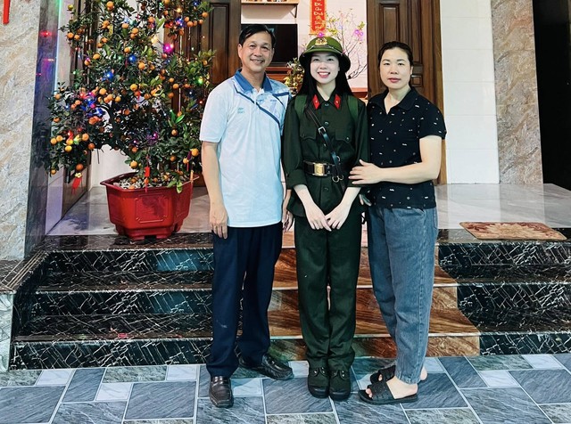 “Bóng hồng” Hà Tĩnh tốt nghiệp đại học quyết tâm mặc màu áo lính - Ảnh 2.