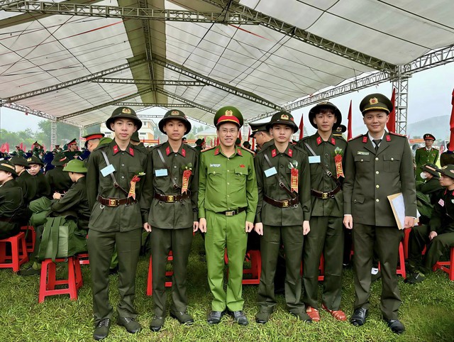 “Bóng hồng” Hà Tĩnh tốt nghiệp đại học quyết tâm mặc màu áo lính - Ảnh 3.