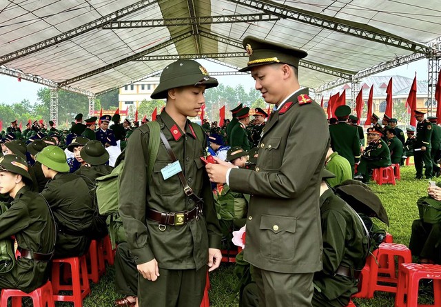 “Bóng hồng” Hà Tĩnh tốt nghiệp đại học quyết tâm mặc màu áo lính - Ảnh 4.