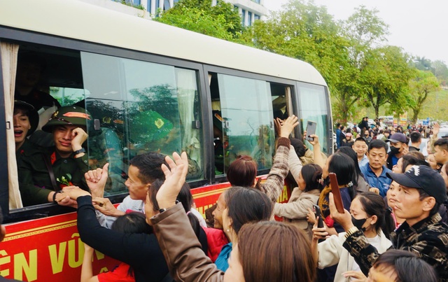 “Bóng hồng” Hà Tĩnh tốt nghiệp đại học quyết tâm mặc màu áo lính - Ảnh 5.