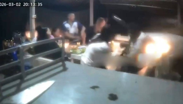 Ghen tu&ocirc;ng, chồng 62 tuổi l&aacute;i xe &ocirc; t&ocirc; đ&acirc;m tr&uacute;ng vợ v&agrave; người t&igrave;nh - Ảnh 1.