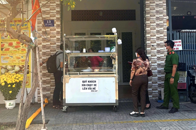 Vụ ngộ độc b&aacute;nh m&igrave; "kh&ocirc;ng t&ecirc;n": Số người nhập viện l&ecirc;n 79 người - Ảnh 1.