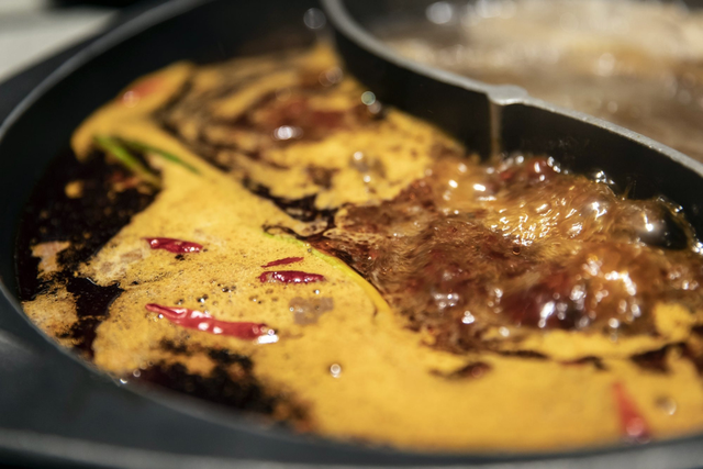 Người phụ nữ 47 tuổi tử vong sau khi ăn canh, b&aacute;c sĩ cảnh b&aacute;o th&oacute;i quen l&agrave; "s&aacute;t thủ thầm lặng" - Ảnh 1.