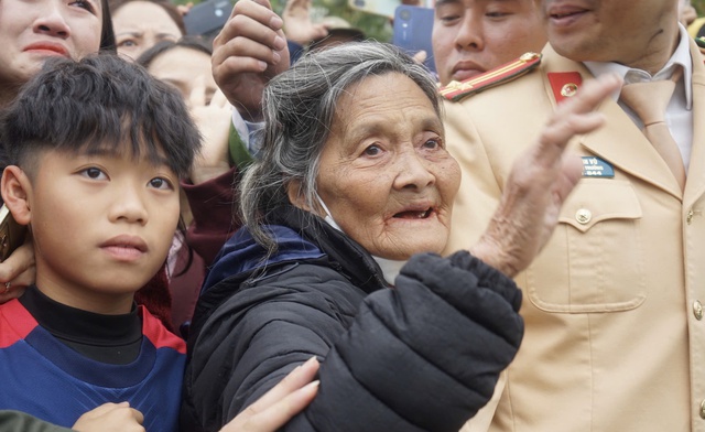 “Bóng hồng” Hà Tĩnh tốt nghiệp đại học quyết tâm mặc màu áo lính - Ảnh 6.