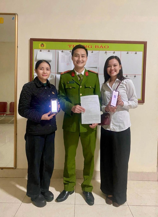 T&agrave;i khoản nhận được 1,3 tỷ đồng, người phụ nữ liền b&aacute;o c&ocirc;ng an - Ảnh 1.