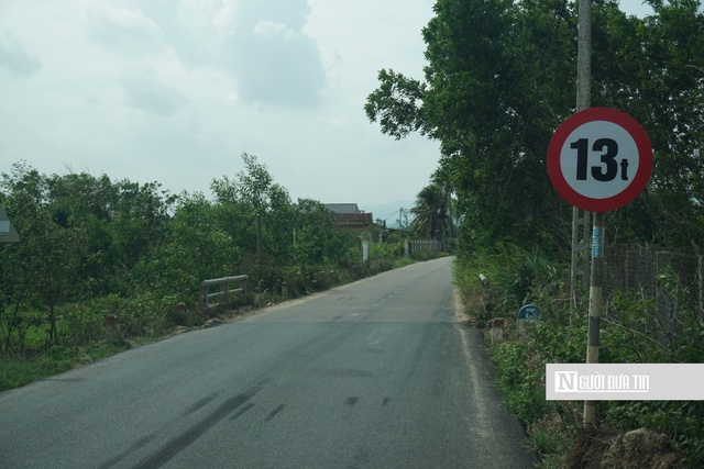 Gia Lai: Khắc phục loạt biển b&aacute;o cấm tải trọng bị sơn đen tr&ecirc;n đường- Ảnh 2.