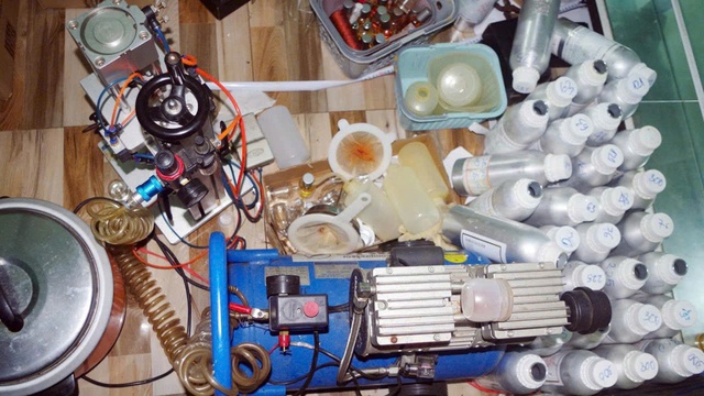 Truy t&igrave;m người bị hại trong đường d&acirc;y sản xuất nước hoa giả trị gi&aacute; h&agrave;ng chục tỷ đồng tại Đồng Nai- Ảnh 3.