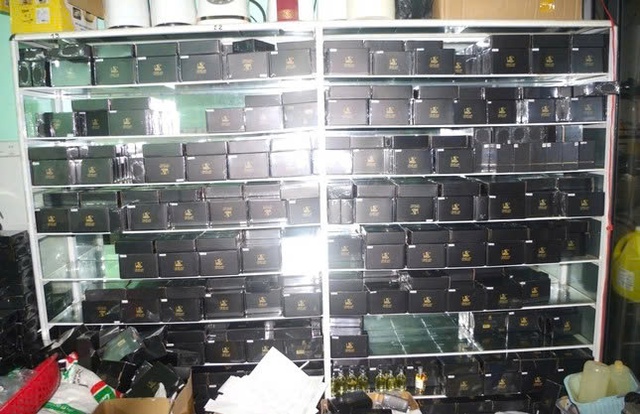 Truy t&igrave;m người bị hại trong đường d&acirc;y sản xuất nước hoa giả trị gi&aacute; h&agrave;ng chục tỷ đồng tại Đồng Nai- Ảnh 1.