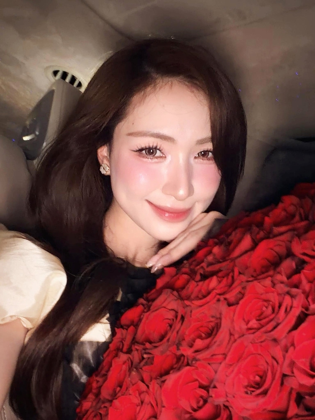 Khoảnh khắc đặc biệt giữa vị h&ocirc;n phu v&agrave; con trai của H&ograve;a Minzy nhận được sự quan t&acirc;m - Ảnh 4.