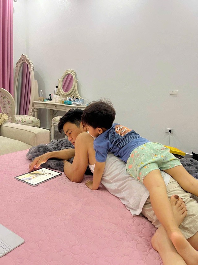 Khoảnh khắc đặc biệt giữa vị h&ocirc;n phu v&agrave; con trai của H&ograve;a Minzy nhận được sự quan t&acirc;m - Ảnh 2.