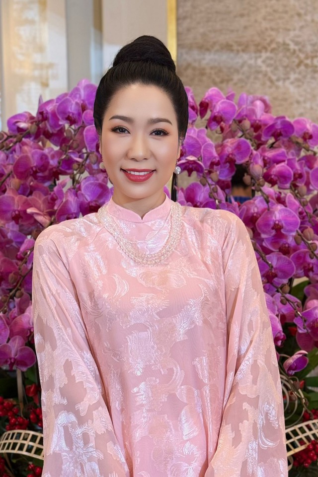 &Aacute; hậu đầu ti&ecirc;n của Việt Nam l&agrave; NSND: Tuổi 55 học Tiến sĩ, được chồng đại gia hết l&ograve;ng hậu thuẫn - Ảnh 1.