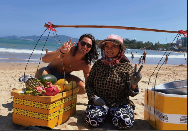 M&agrave;n rao tiếng Anh của người b&aacute;n h&agrave;ng rong ở Nha Trang th&agrave;nh bản hit triệu view g&acirc;y sốt to&agrave;n cầu - Ảnh 1.