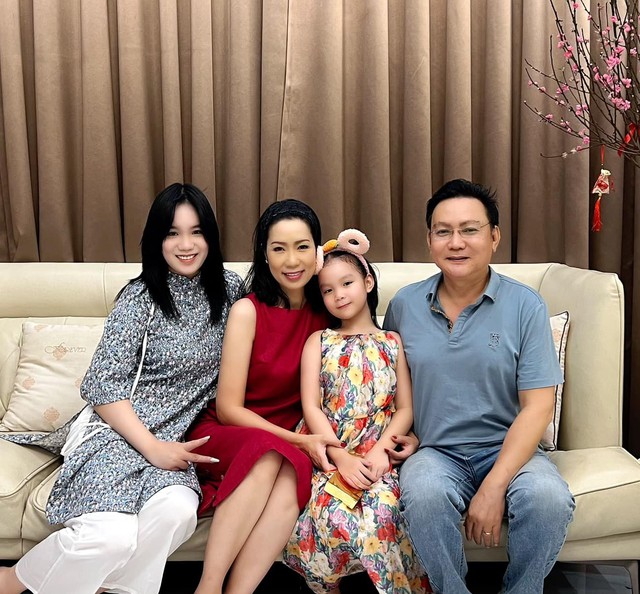 &Aacute; hậu đầu ti&ecirc;n của Việt Nam l&agrave; NSND: Tuổi 55 học Tiến sĩ, được chồng đại gia hết l&ograve;ng hậu thuẫn - Ảnh 8.