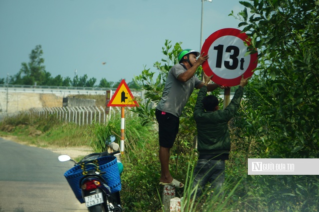 Gia Lai: Khắc phục loạt biển b&aacute;o cấm tải trọng bị sơn đen tr&ecirc;n đường- Ảnh 1.