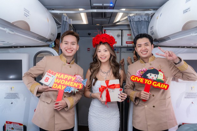 Bay cùng Vietjet ngày 8/3: Khoang máy bay rộn ràng với hoa hồng, quà tặng và mini game trúng 1 chỉ vàng - Ảnh 1.