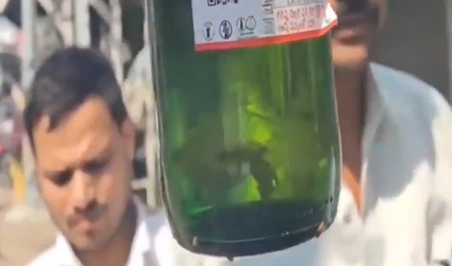 Mua bia về uống người đ&agrave;n &ocirc;ng sốc nặng khi thấy thứ b&ecirc;n trong - Ảnh 1.