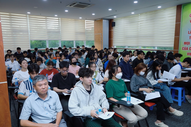 Cử tri sinh vi&ecirc;n kiến nghị nhiều trăn trở về an ninh, m&ocirc;i trường sống- Ảnh 2.