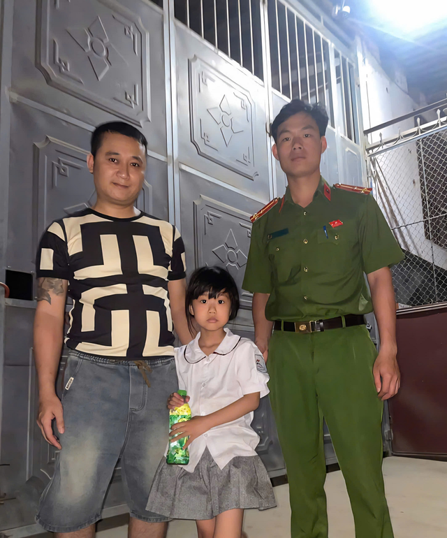 C&ocirc;ng an H&agrave; Nội kịp thời gi&uacute;p ch&aacute;u b&eacute; 6 tuổi đi lạc trở về với gia đ&igrave;nh trong đ&ecirc;m- Ảnh 1.