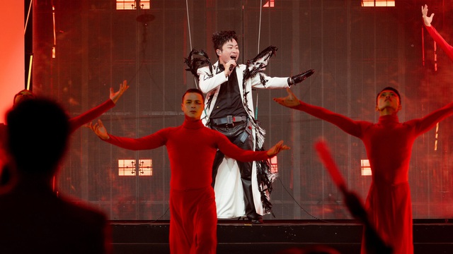 Ca sĩ Tùng Dương khiến khán giả bất ngờ khi vừa đu dây vừa hát nhạc remix- Ảnh 1. Ca sĩ Tùng Dương khiến khán giả bất ngờ khi vừa đu dây vừa hát nhạc remix- Ảnh 1.