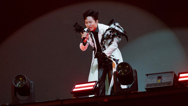 Ca sĩ Tùng Dương khiến khán giả bất ngờ khi vừa đu dây vừa hát nhạc remix- Ảnh 2. Ca sĩ Tùng Dương khiến khán giả bất ngờ khi vừa đu dây vừa hát nhạc remix- Ảnh 2.