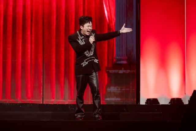 Ca sĩ Tùng Dương khiến khán giả bất ngờ khi vừa đu dây vừa hát nhạc remix- Ảnh 3. Ca sĩ Tùng Dương khiến khán giả bất ngờ khi vừa đu dây vừa hát nhạc remix- Ảnh 3.