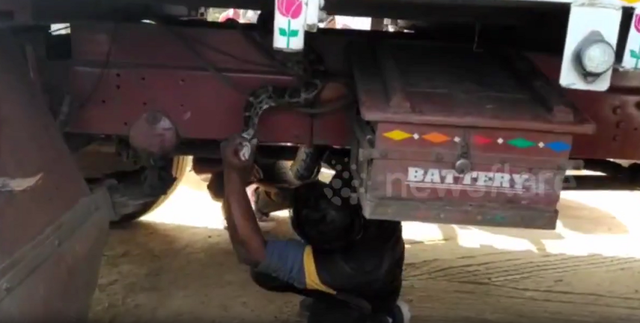 Nhìn xuống gầm xe, người đàn ông bủn rủn chân tay phát hiện cảnh tượng "nổi da gà"- Ảnh 1. Nhìn xuống gầm xe, người đàn ông bủn rủn chân tay phát hiện cảnh tượng "nổi da gà"- Ảnh 1.