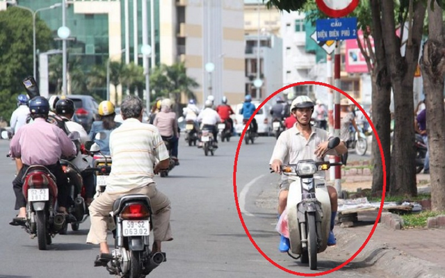 Rất nhiều người đi xe máy "hồn nhiên" mắc lỗi này mỗi ngày mà không biết có thể bị phạt tới 6 triệu đồng- Ảnh 1. Rất nhiều người đi xe máy "hồn nhiên" mắc lỗi này mỗi ngày mà không biết có thể bị phạt tới 6 triệu đồng- Ảnh 1.
