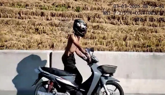 T&ecirc;n trộm bị bắt quả tang khi đang đẩy xe m&aacute;y tẩu tho&aacute;t- Ảnh 1.