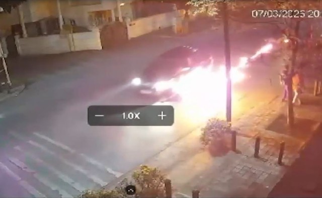 &Ocirc; t&ocirc; t&ocirc;ng tr&uacute;ng rồi k&eacute;o l&ecirc; xe m&aacute;y t&oacute;e lửa tr&ecirc;n đường - Ảnh 1.