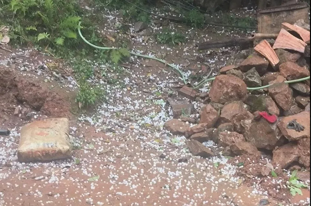 Mưa đ&aacute;, gi&ocirc;ng lốc lại xuất hiện ở H&agrave; Nội, Ph&uacute; Thọ, Cao Bằng khiến nhiều nh&agrave; d&acirc;n bị tốc m&aacute;i - Ảnh 2.