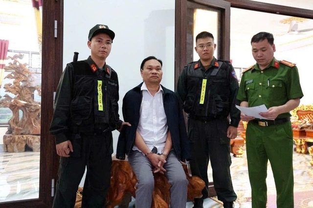 Vụ triệt ph&aacute; nh&oacute;m "x&atilde; hội đen" n&uacute;p b&oacute;ng doanh nghiệp: Khởi tố nhiều c&aacute;n bộ - Ảnh 1.