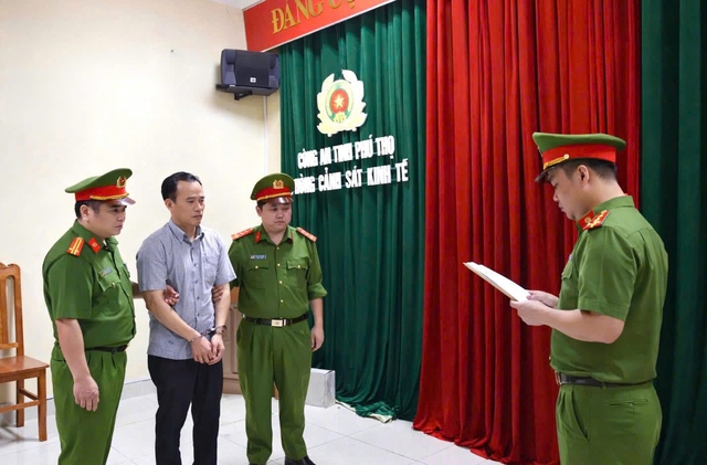 Vụ triệt ph&aacute; nh&oacute;m "x&atilde; hội đen" n&uacute;p b&oacute;ng doanh nghiệp: Khởi tố nhiều c&aacute;n bộ - Ảnh 2.