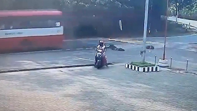 Xe buýt vào cua gấp khiến 2 chị em văng xuống đường - Ảnh 1.