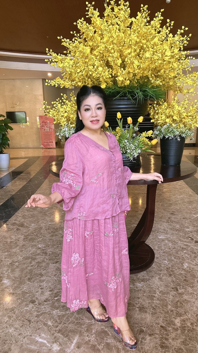 Nhan sắc mặn m&agrave; tuổi 50 của "nữ ho&agrave;ng nhạc đỏ" l&agrave; mẹ đơn th&acirc;n nu&ocirc;i 4 con - Ảnh 3.