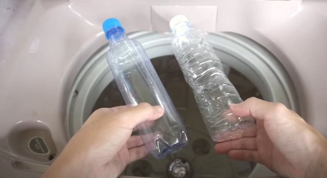 Điều gì xảy ra khi thả 1 chai nhựa rỗng vào máy giặt? - Ảnh 1.