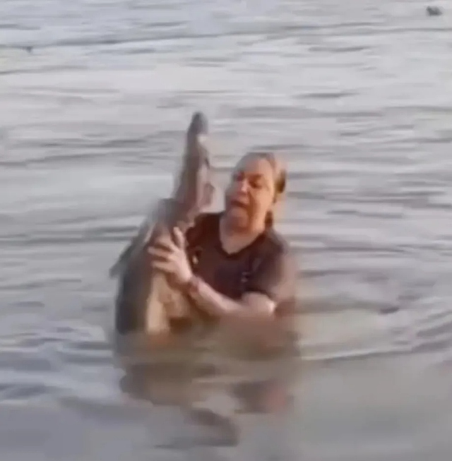 Tưởng khúc gỗ trôi giữa chân, người phụ nữ nhấc lên thì hét lớn - Ảnh 1.