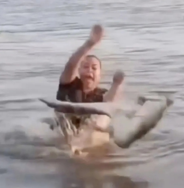 Tưởng khúc gỗ trôi giữa chân, người phụ nữ nhấc lên thì hét lớn - Ảnh 2.