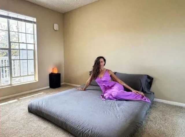 Cô gái Mỹ sống “không giường, không đồ đạc”: Tối giản cực đoan để tiết kiệm nghìn USD mỗi tháng - Ảnh 1.