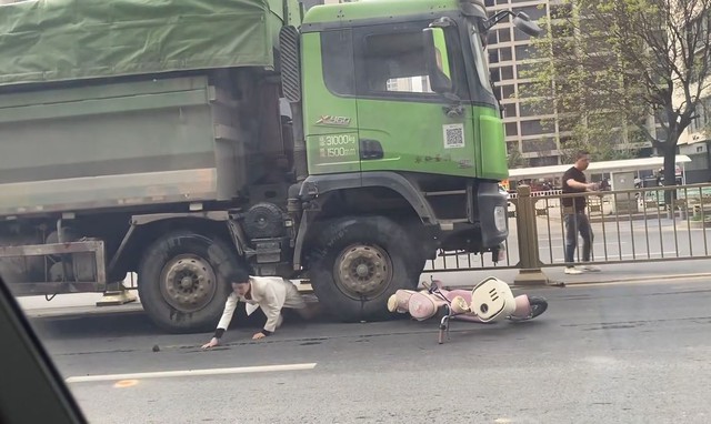 Người phụ nữ sống s&oacute;t, chui ra khỏi gầm xe tải sau va chạm - Ảnh 1.