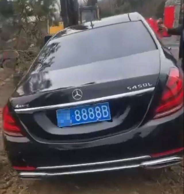 Gia đình chôn chiếc Mercedes biển 8888 cùng người đàn ông quá cố - Ảnh 1.